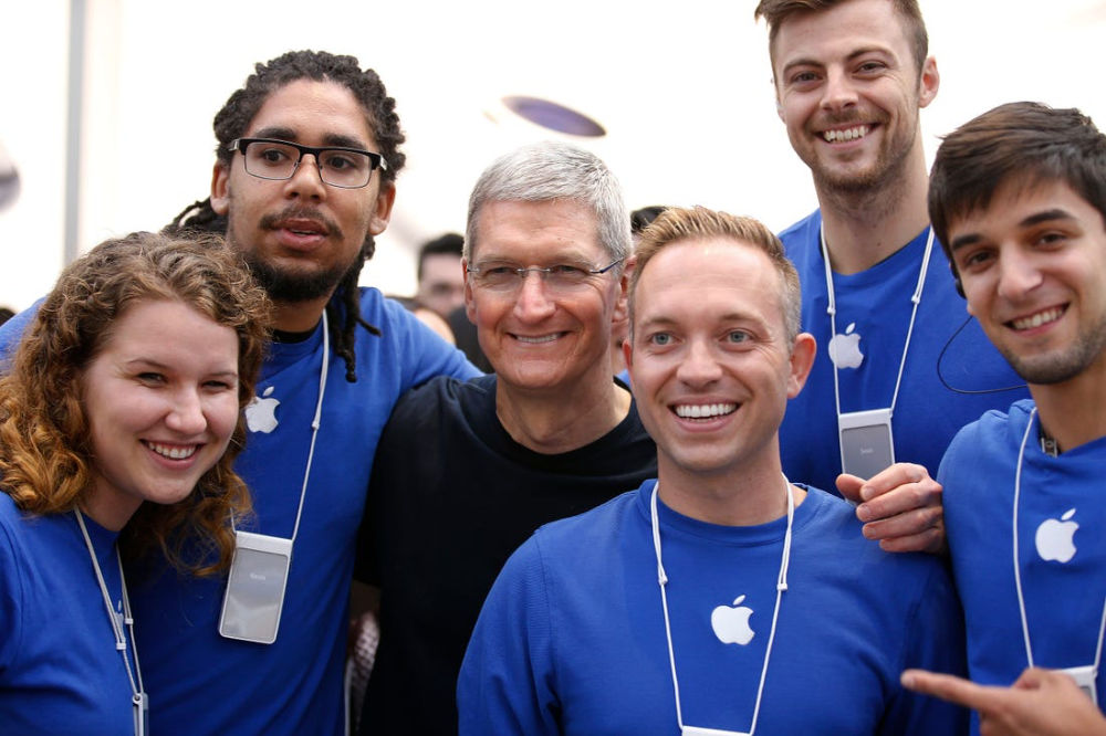 Apple still planning to hire 1,000 summer interns for online, in